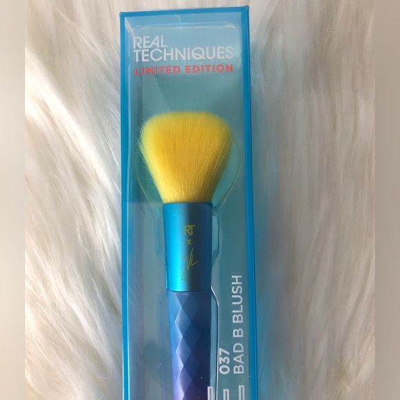 Real Techniques Limited Edition Electric Love Blush Makeup Brush - 037 - Picture 3 of 3